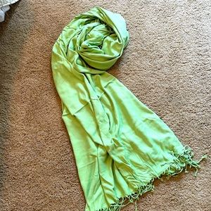 🏝️Big $10 Sale!🏝️Gorgeous Spring Green Pashmina